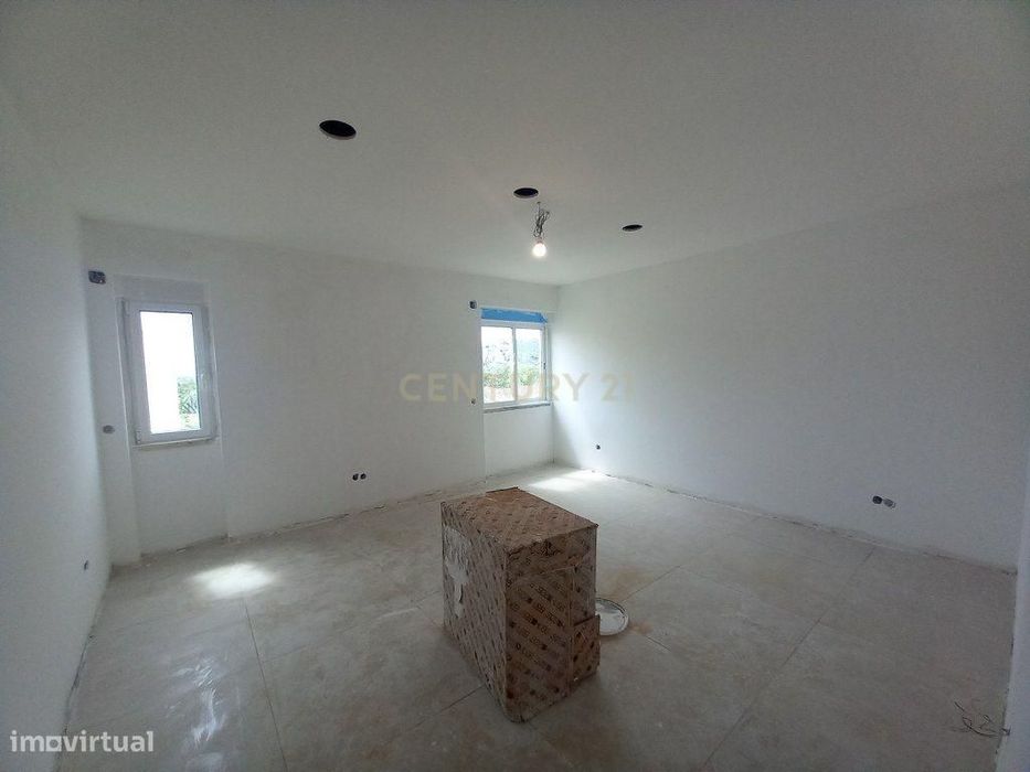 T2 Totalmente Remodelado no Carregado – Cozinha Equipada e Excelente A