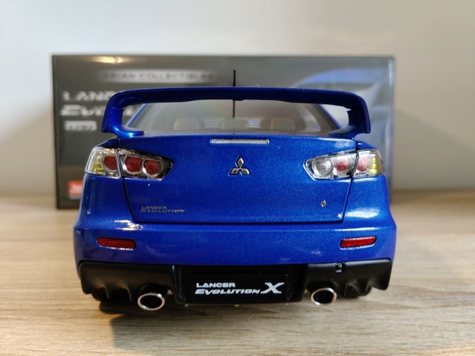 Mitsubishi Lancer Evo model w skali 1:18 VIAT/otwierane elementy