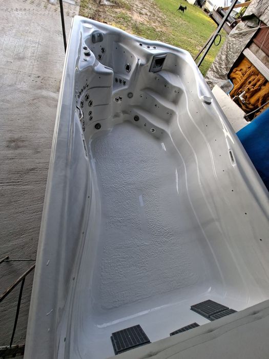 Jacuzzi swim spa