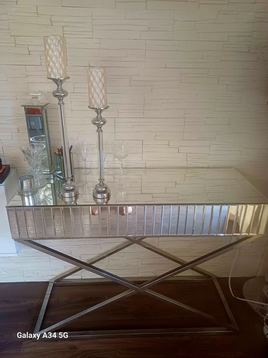 Piękna srebrna lustrzana szafka, ozdobna polecam