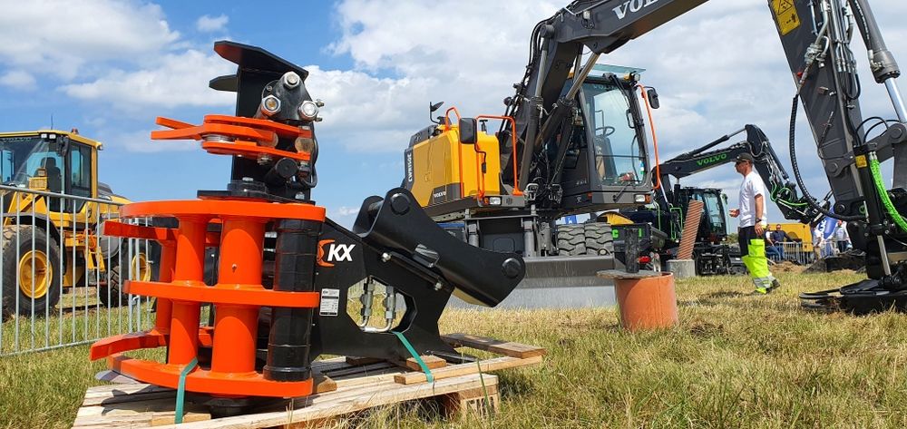 Głowica ścinkowa do drzewa z kolektorem pakietującym do koparki VOLVO