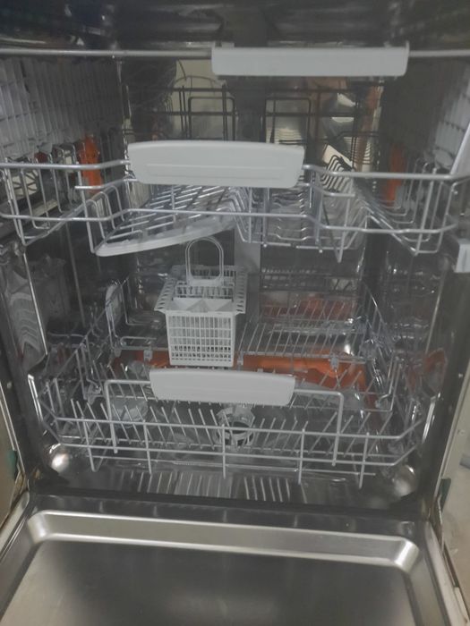 Máquina de Lavar Loiça Hotpoint HFC 3C26 CW X – 14 Conjuntos – Inox – Excelente Estado