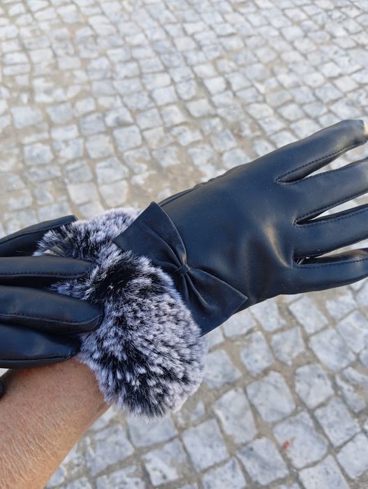 Luvas Pretas de Napa com Pelo e Detalhe de Laço