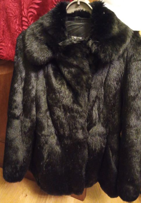 Шуба з натурального кролика чорного кольору в гарному стані