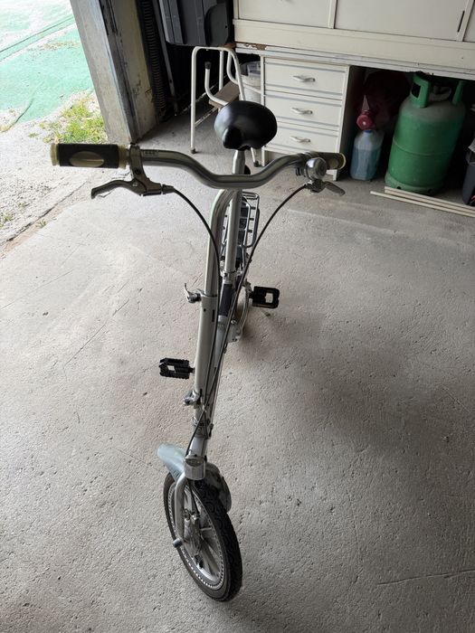 Bicicleta dobravel em aluminio muito versatel