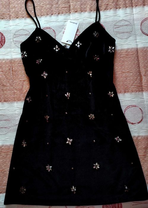 Vestido curto de alças veludo c/jóias (Novo)