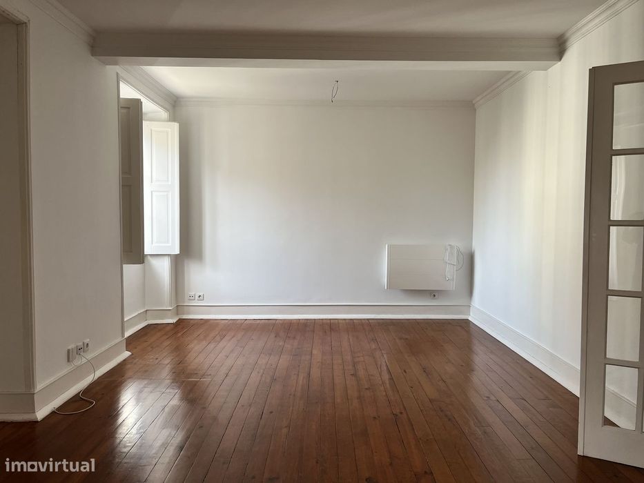 Apartamento T4 com elevador em Campo de Ourique