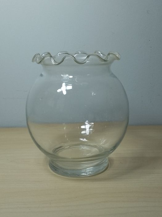 Szklany wazonik kula