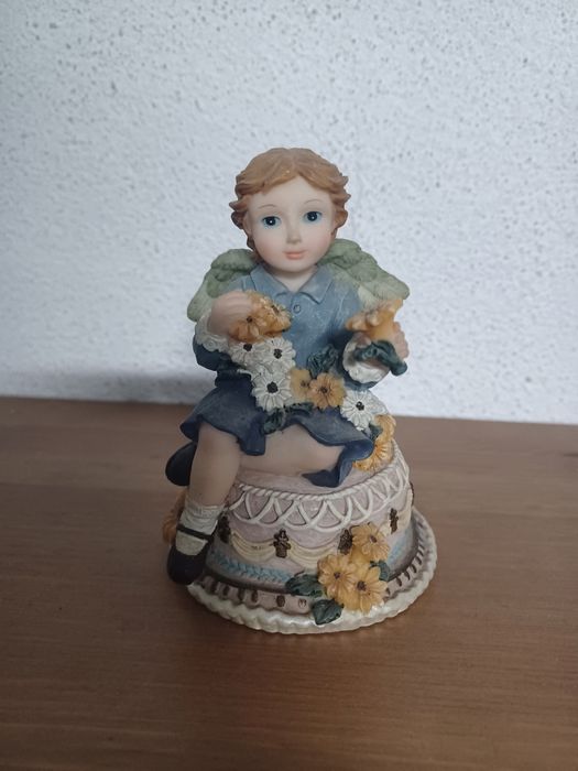 Anjo com malmequeres em porcelana Biscuit