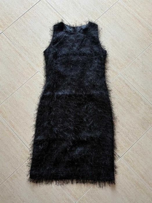 vestido de penugem preto elegante