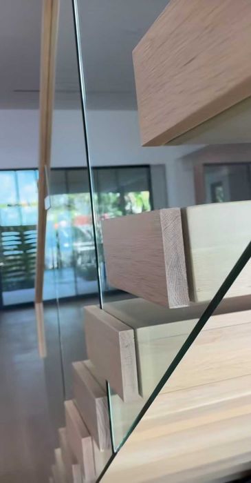 Schody do domu na konstrukcji stalowej