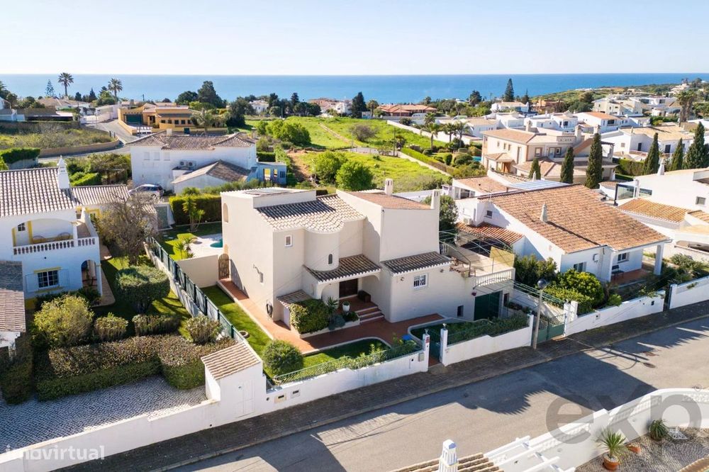 Moradia T3 Renovada "Chave na Mão" com Piscina Virada a Sul em Montinh