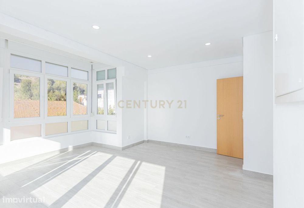 T2 Totalmente Remodelado | Dafundo – Cruz Quebrada | 80 M² | Elevador