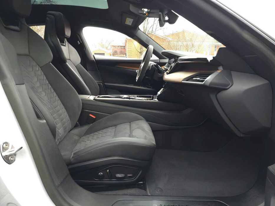 Audi e-tron      2023