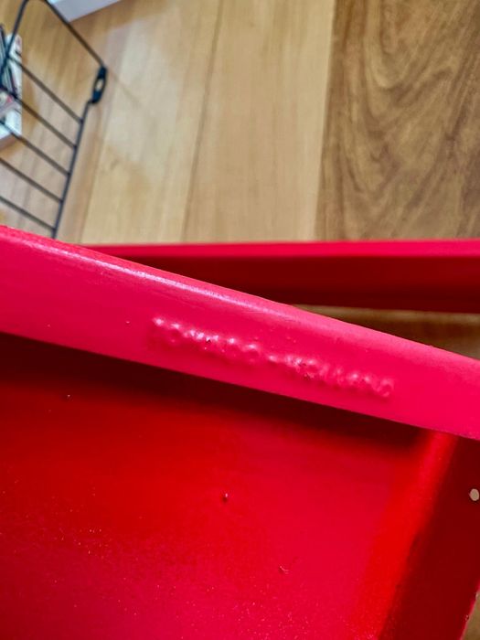 Estante metálica vintage em preto e vermelho