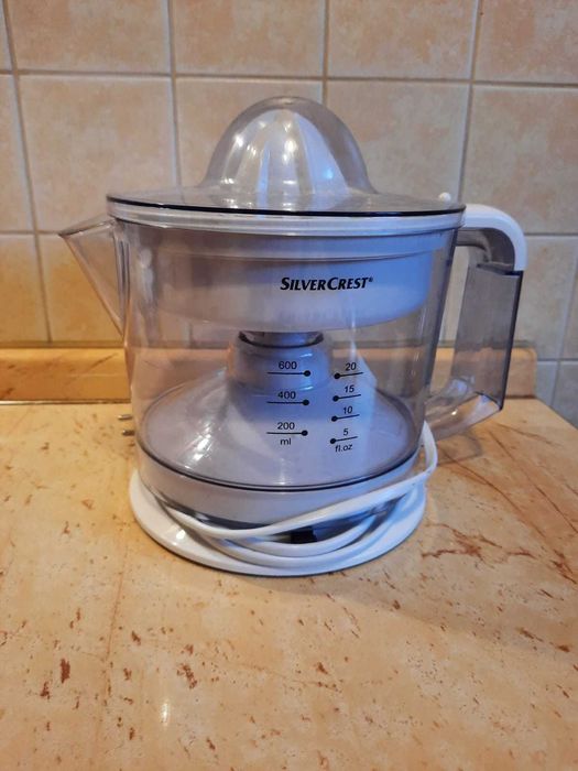 Sprzedam elektryczną wyciskarkę do owoców SilverCrest SZP 25 B2 biała.