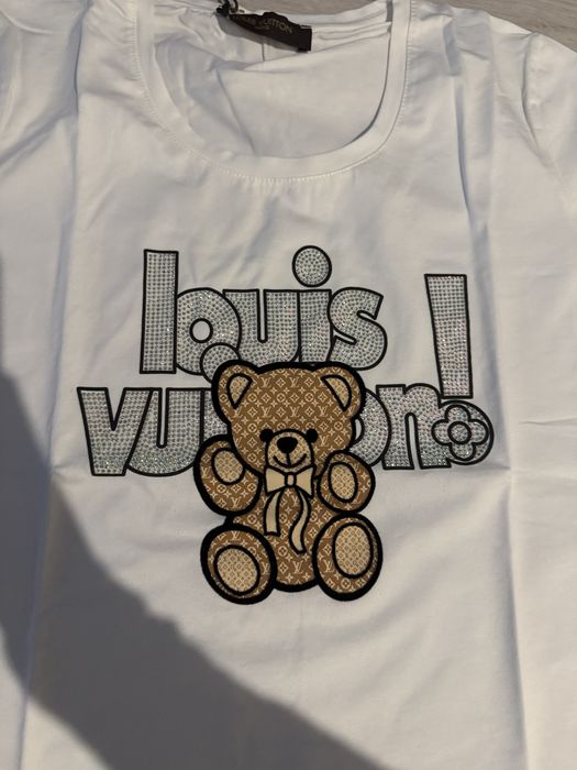 Biala bluzka z motywem Louis Vuitton M