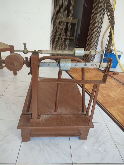 Balança antiga de plataforma em ferro fundido