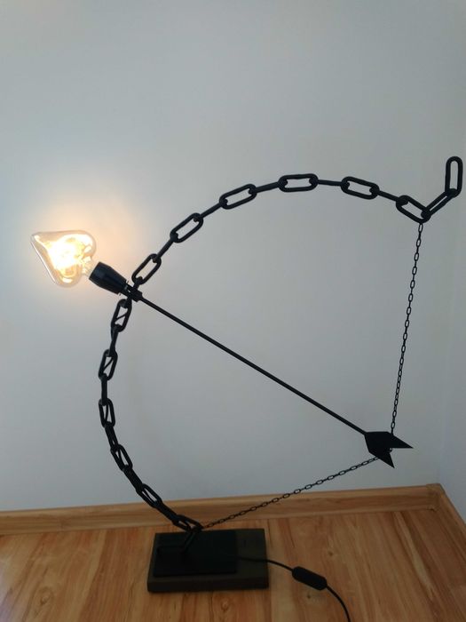 Lampa , łuk ze strzałą