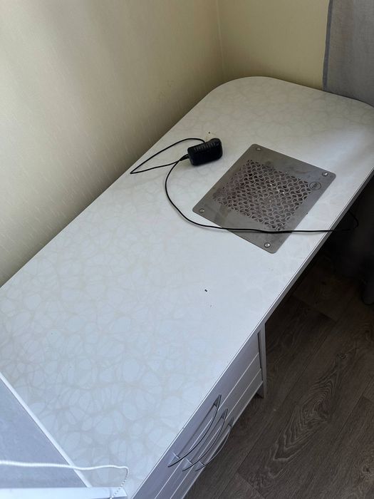 Манікюрний стіл з полицями