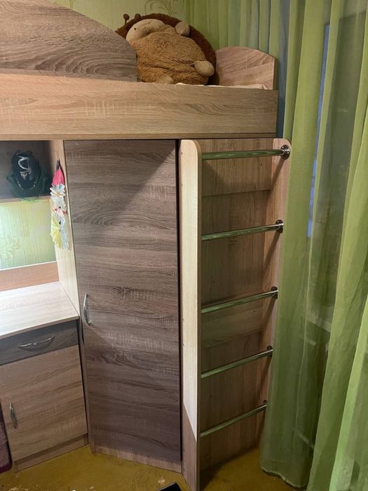 Ліжко-горище з шафою і письмовим столом