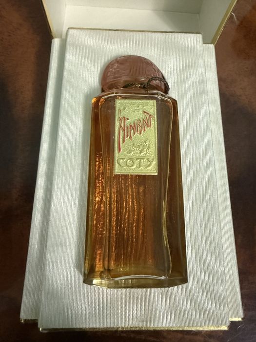 L'Aimant від Coty - це вінтажний парфум для жінок