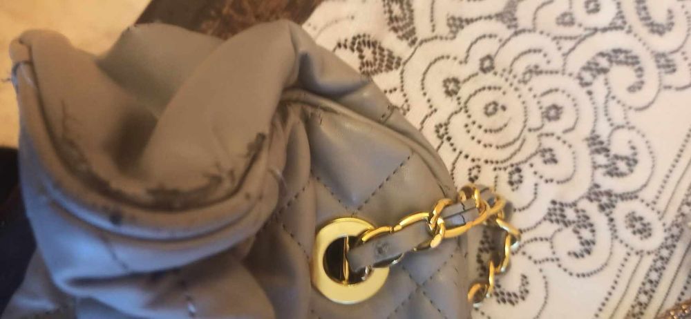 Pikowana szara torebka na łańcuszku