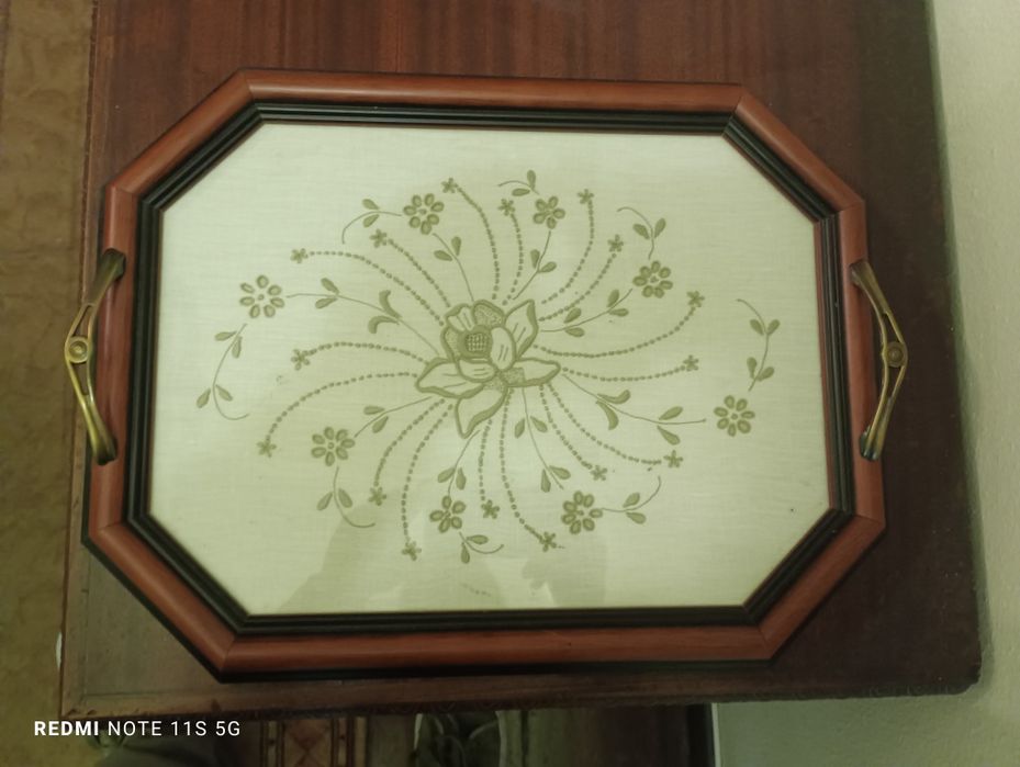 Tabuleiro com bordado madeira