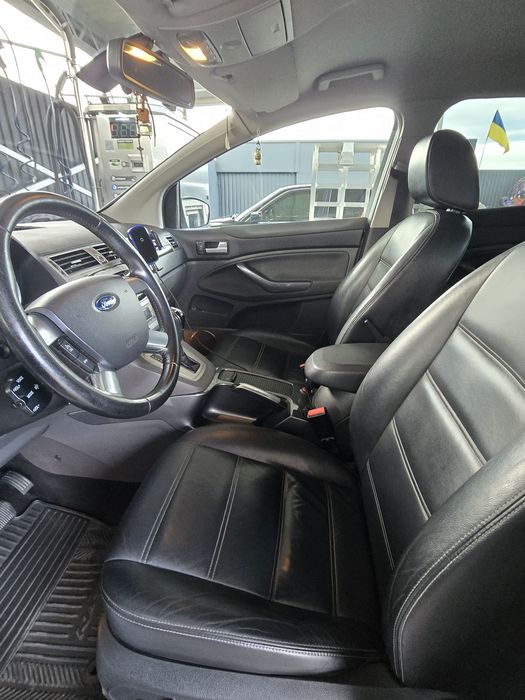 Автомобіль FORD KUGA
