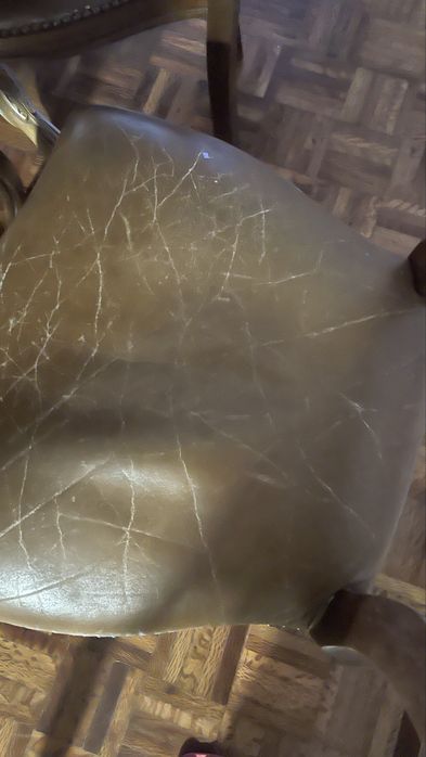 Vendo mesa com 7 cadeiras