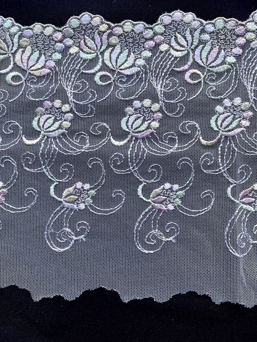 Haft pastelowy na tiulu