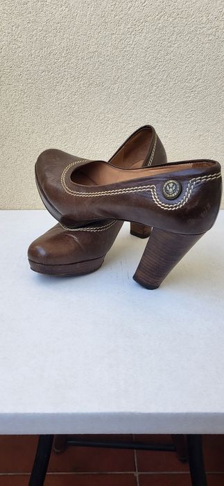 Sapatos compensados em pele castanhos