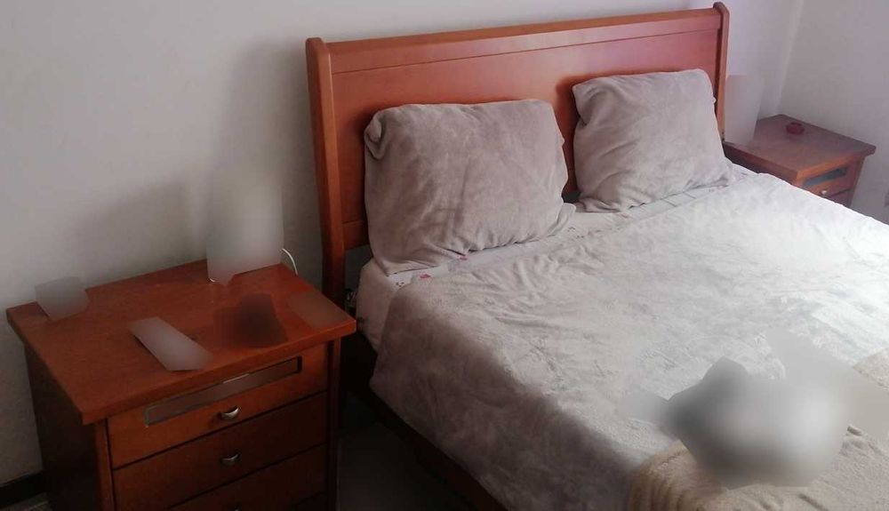 Mobília Quarto casal completo (cama grande + colchão + cómoda + Esp..)