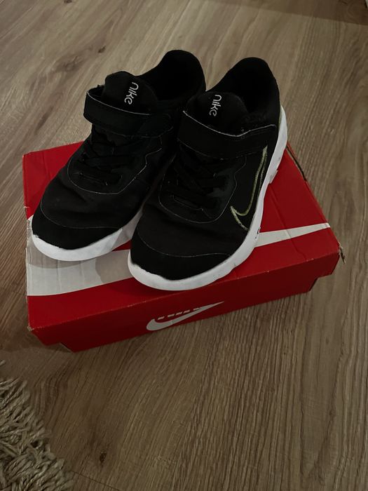 Кросівки nike весна літо