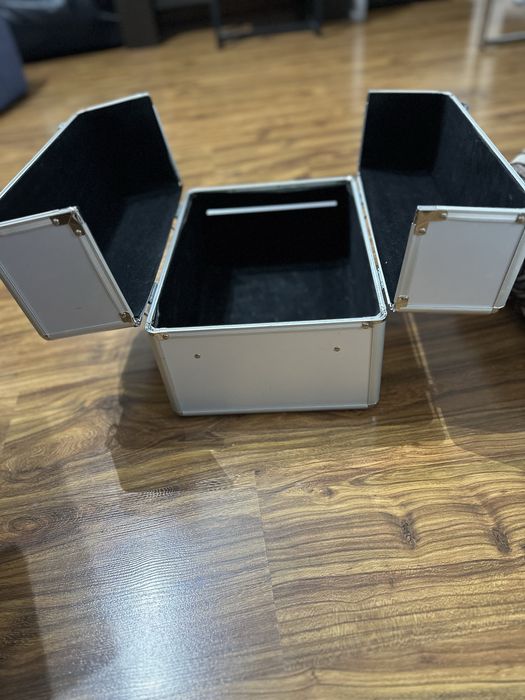 Kuferek ba lakiery i przyrzady do manicure i pedicure