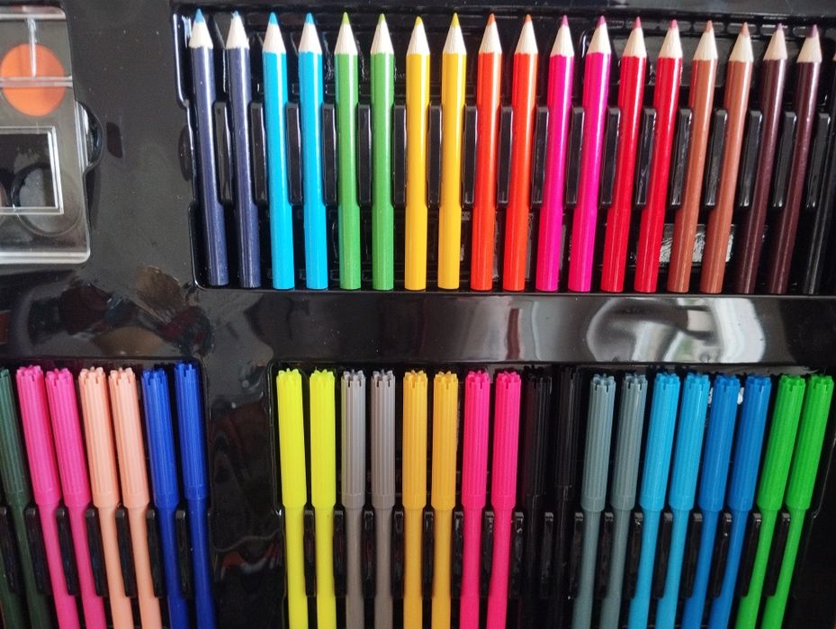 Mala com artigos para pintura