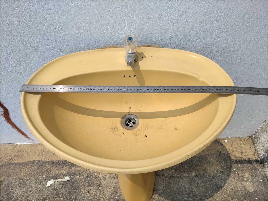 Lavatório com pedestal, torneira e acessórios de esgoto