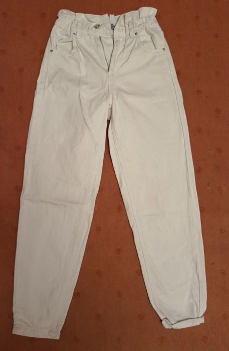 Białe damskie jeansy