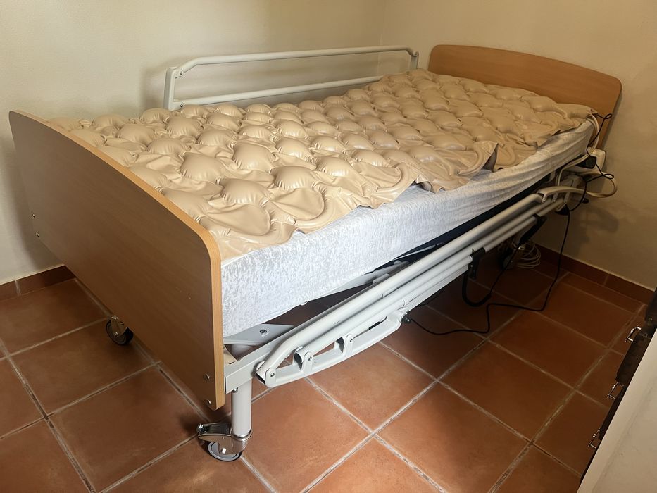 Cama Articulada Elétrica com Grades Laterais