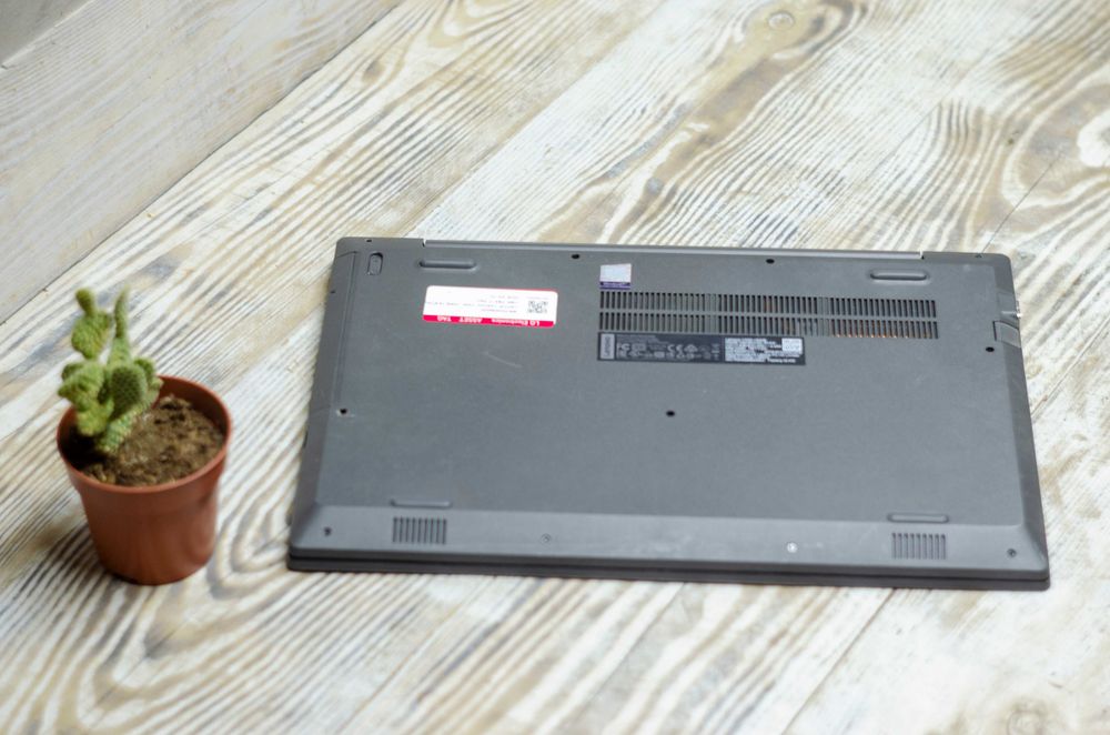 Lenovo V330-15IKB Core i5-8250U 3.4GHz/8Gb DDR4/256Gb SSD/15,6