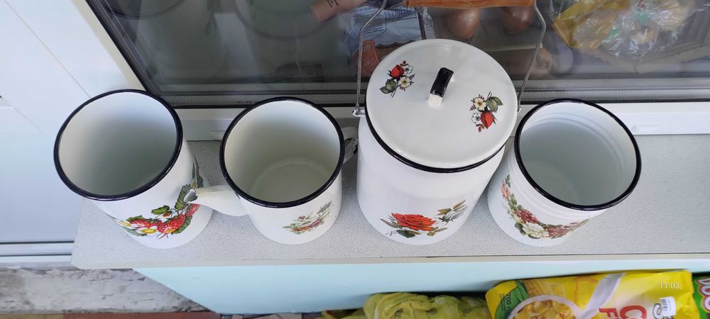 набір емальованих бідонів та чайників з візерунками