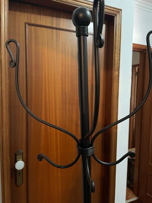 Cabide de pe preto