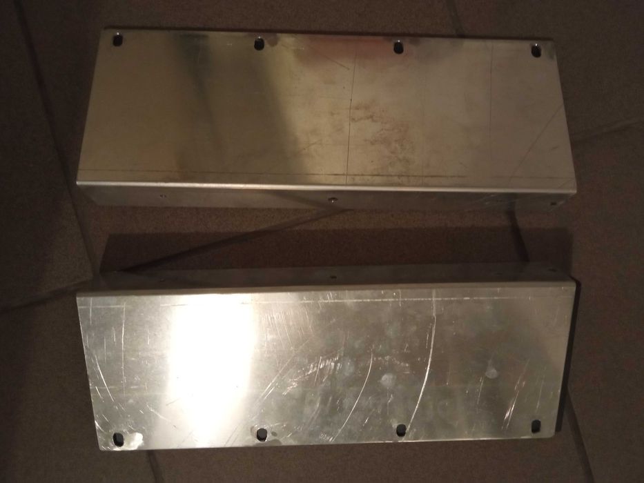 Uchwyty do miksera do mocowania w racku Behringer 1204