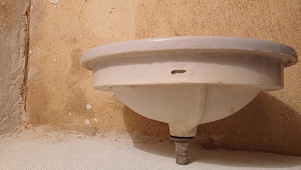 Lavatório simples e bidé usados