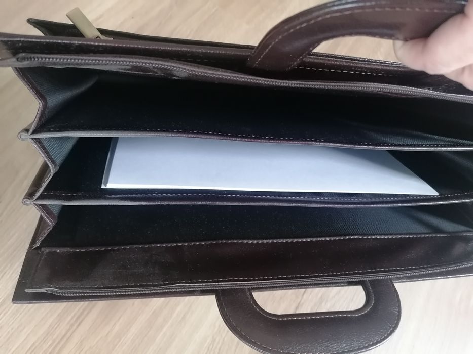 Brązowa teczka aktówka na dokumenty