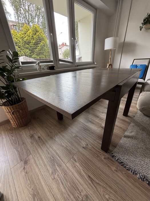 Rozkładany stół plus 4 krzesła marki Paged