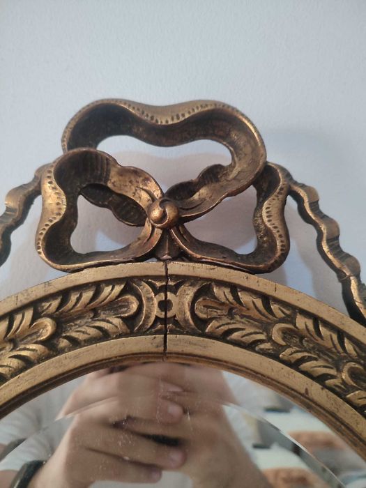 Espelho com marco dourado