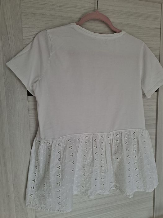 Biała bluzka koszulka t-shirt baskinka falbanka koronka
