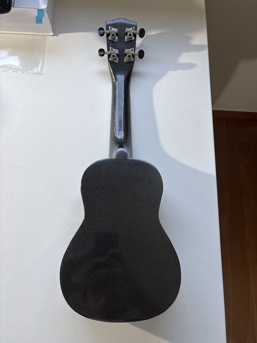 Ukelele Stagg novo com saco proteção