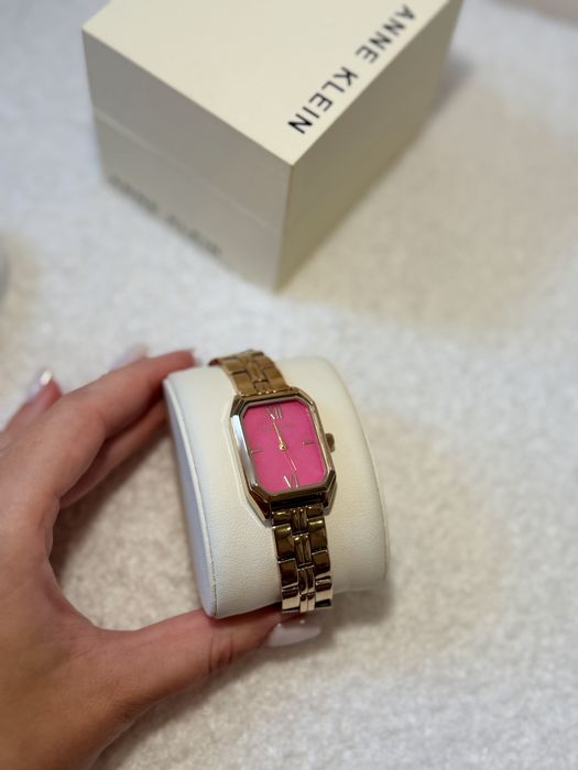 Anne Klein AK/3774HPGB — розкішний золотий годинник із рожевим циферблатом